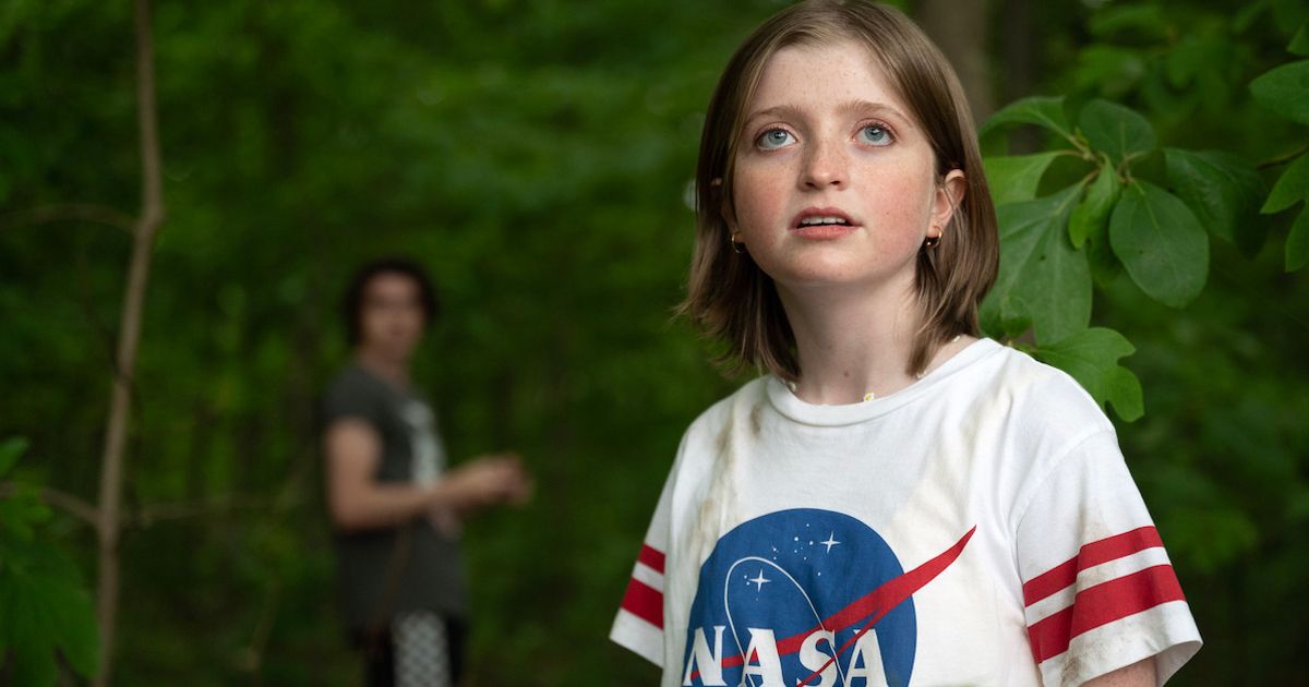 Farrah Mackenzie como Rose veste uma camisa da NASA em Leave the World Behind