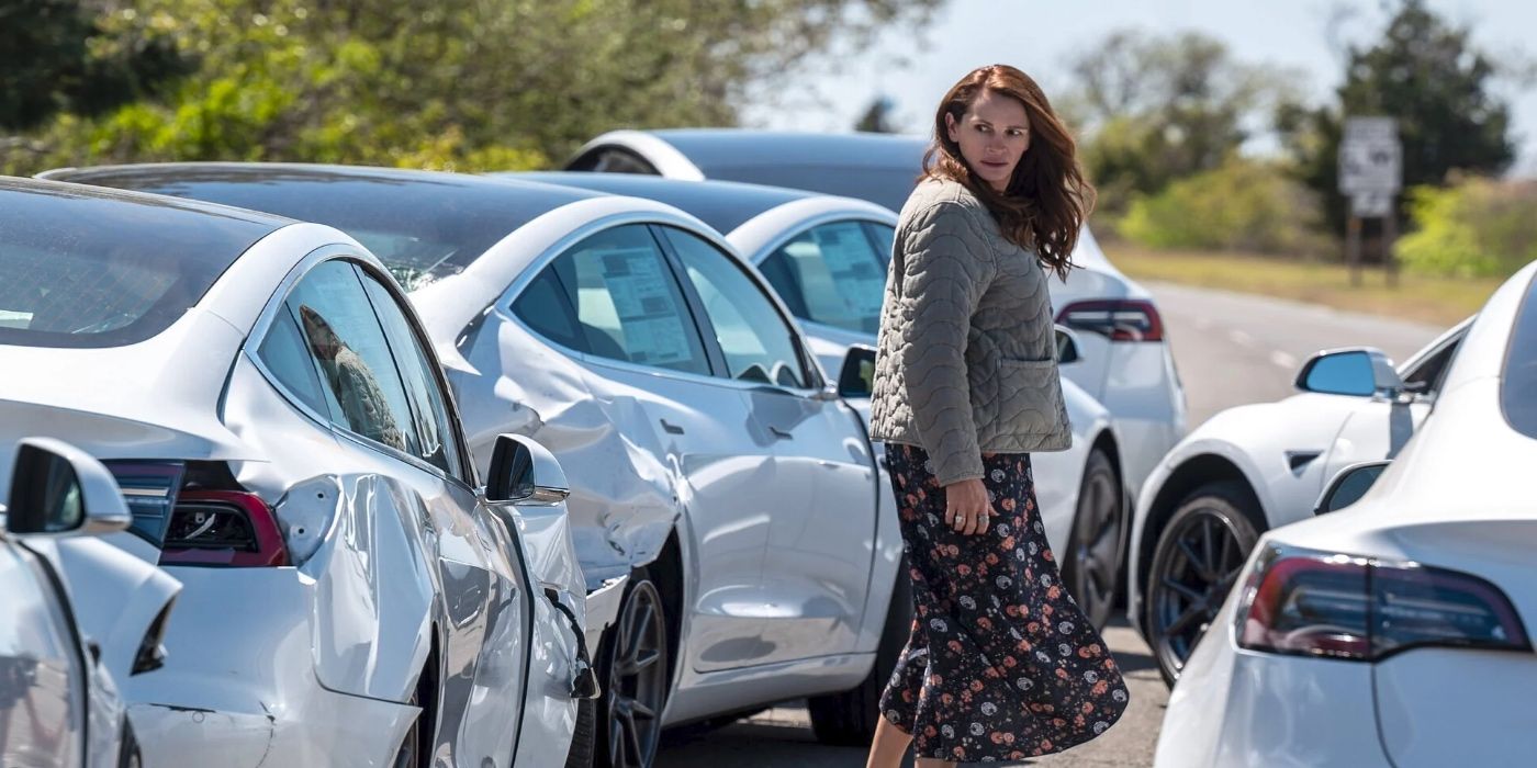 Julia Roberts in Leave the World Behind surrounded by run down Teslas blocking the highway.