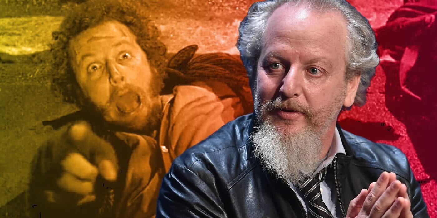Daniel Stern and his character Marv pointing and screaming in Home Alone 2: Lost in New York