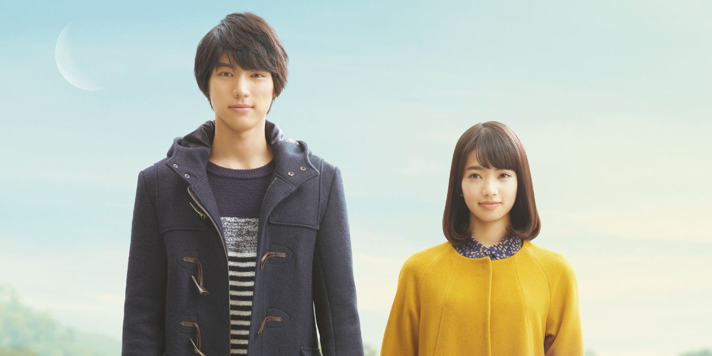 Sota Fukushi como Takatoshi e Nana Komatsu como Emi em imagem promocional de My Tomorrow, Your Yesterday