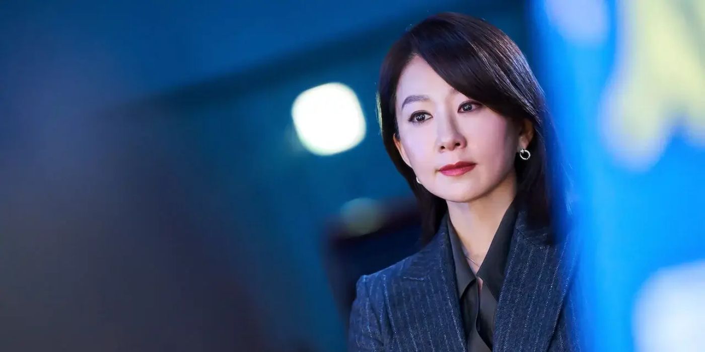Kim Hee-ae as Hwang Do-hee wearing a suit in Queenmaker