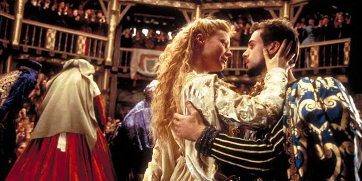 Gwyneth Paltrow e Joseph Fiennes se abraçam no Globe Theatre em Shakespeare Apaixonado