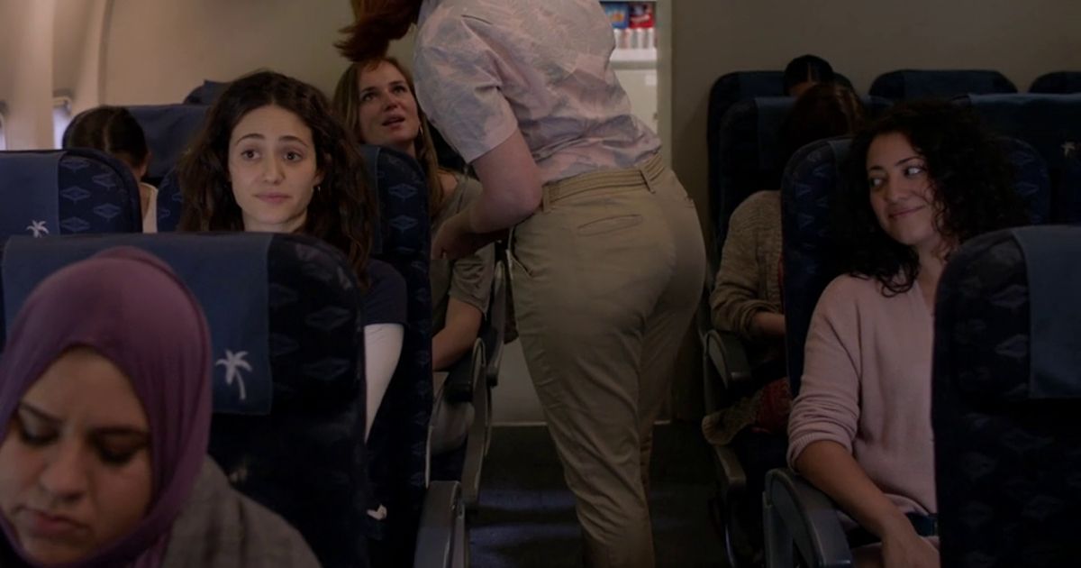 Fiona senta em um avião em Shameless
