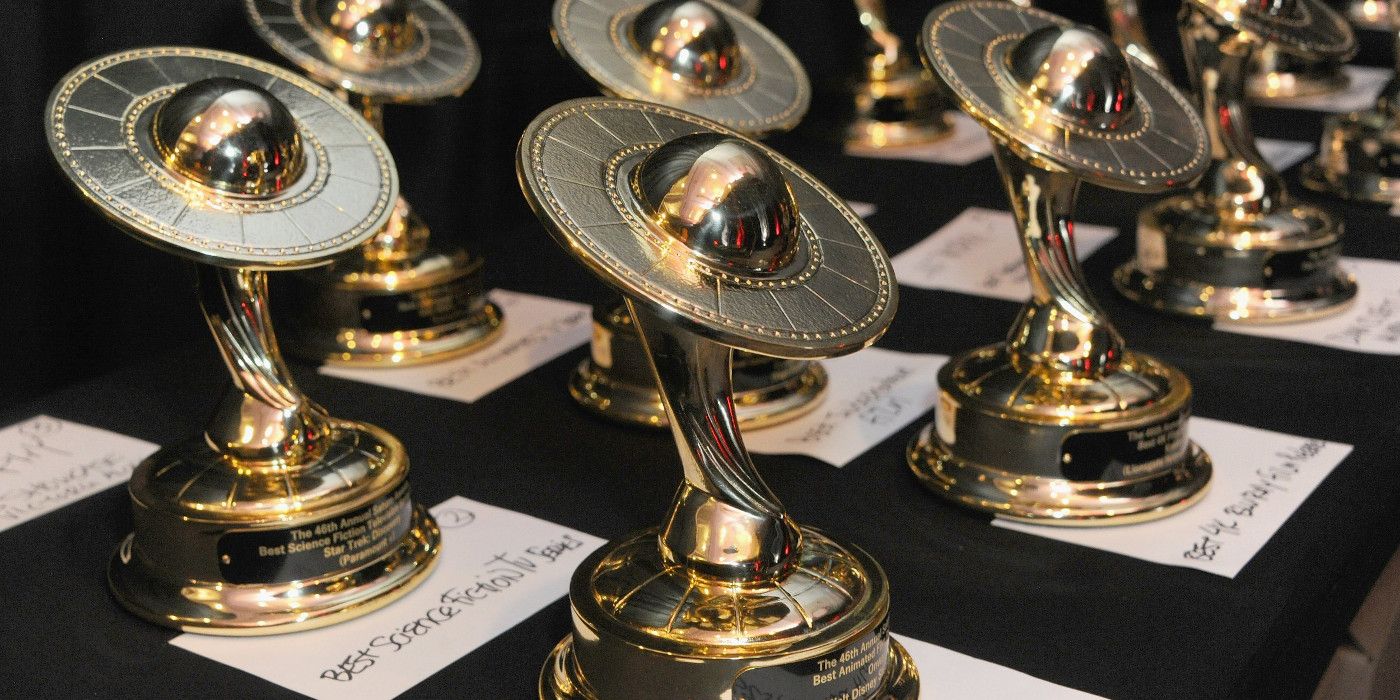 Os troféus do Saturn Awards apresentando o planeta Saturno