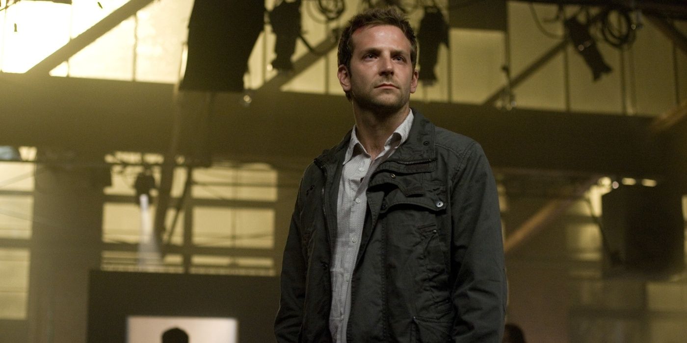 Bradley Cooper como Leon Kaufman investigando Mahogany. 