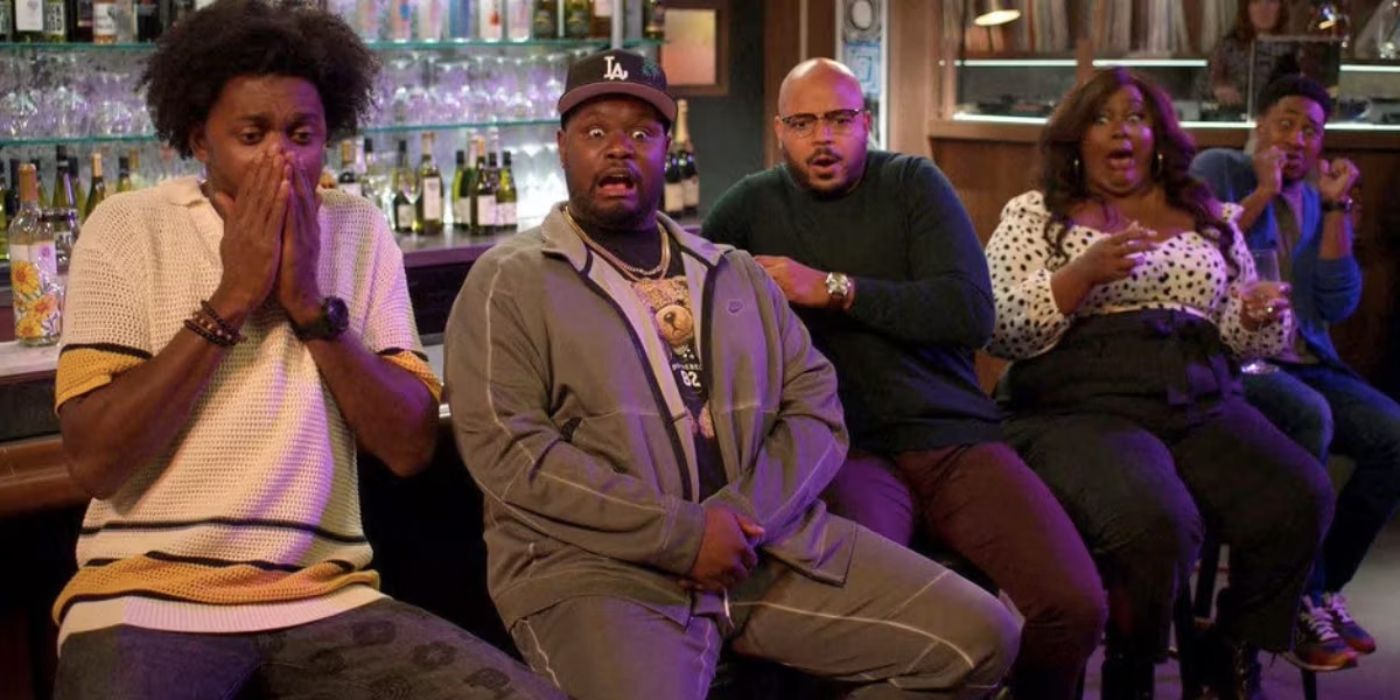 O elenco de Grand Crew, reagindo a algo fora da tela, enquanto está sentado em um bar