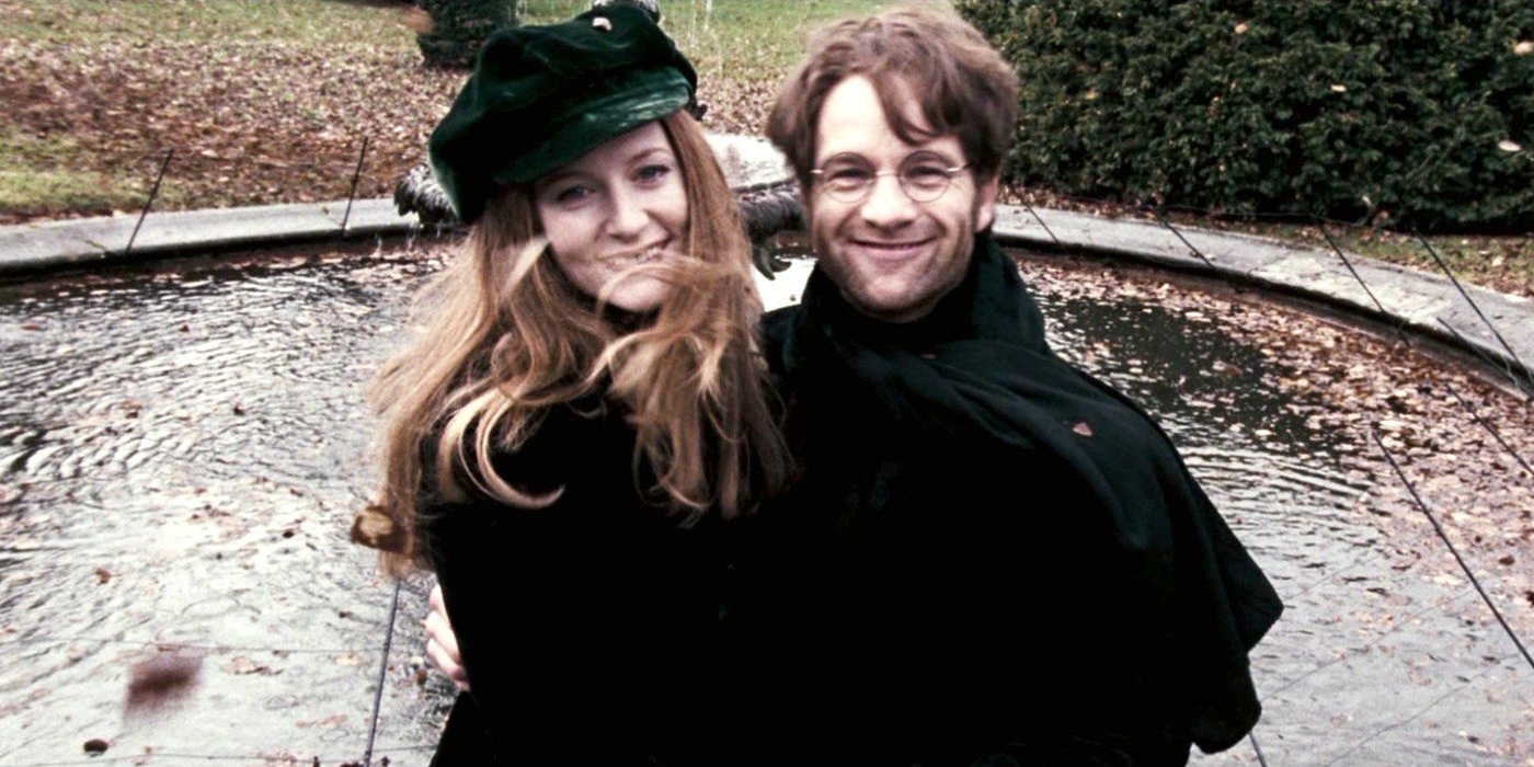 James and Lily Potter smiling at camera in Harry Potter