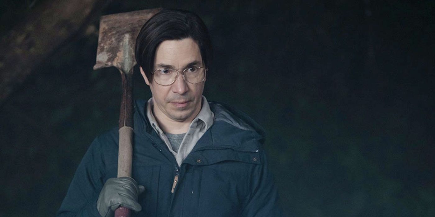 Justin Long carrying a shovel in Goosebumps