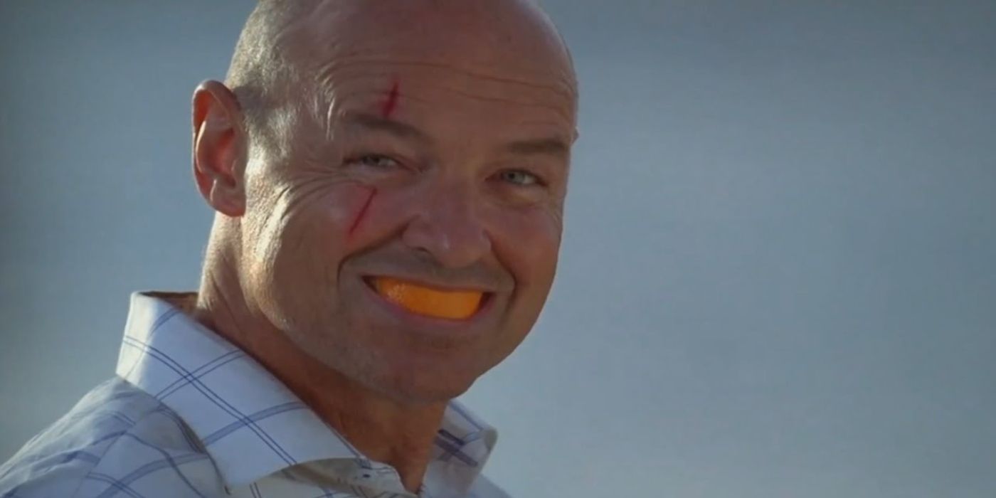 Terry O'Quinn sorrindo com uma laranja
