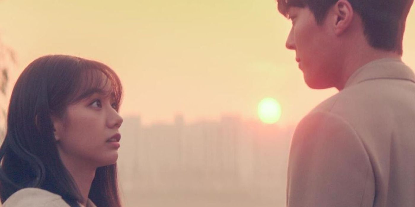 Lee Hye-ri as Lee Dam looks into the eyes of Jang Ki-yong as Shin Woo-yeo during a sunset in My Roommate Is a Gumiho