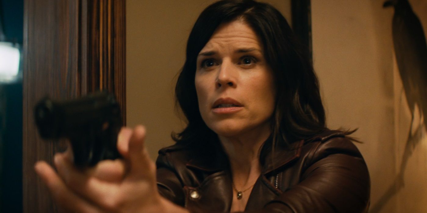 Neve Campbell points a gun in Scream.