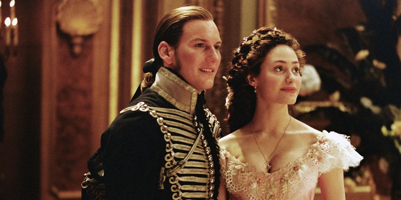 Raoul (Patrick Wilson) and Christine (Emmy Rossum) attend a grand party together
