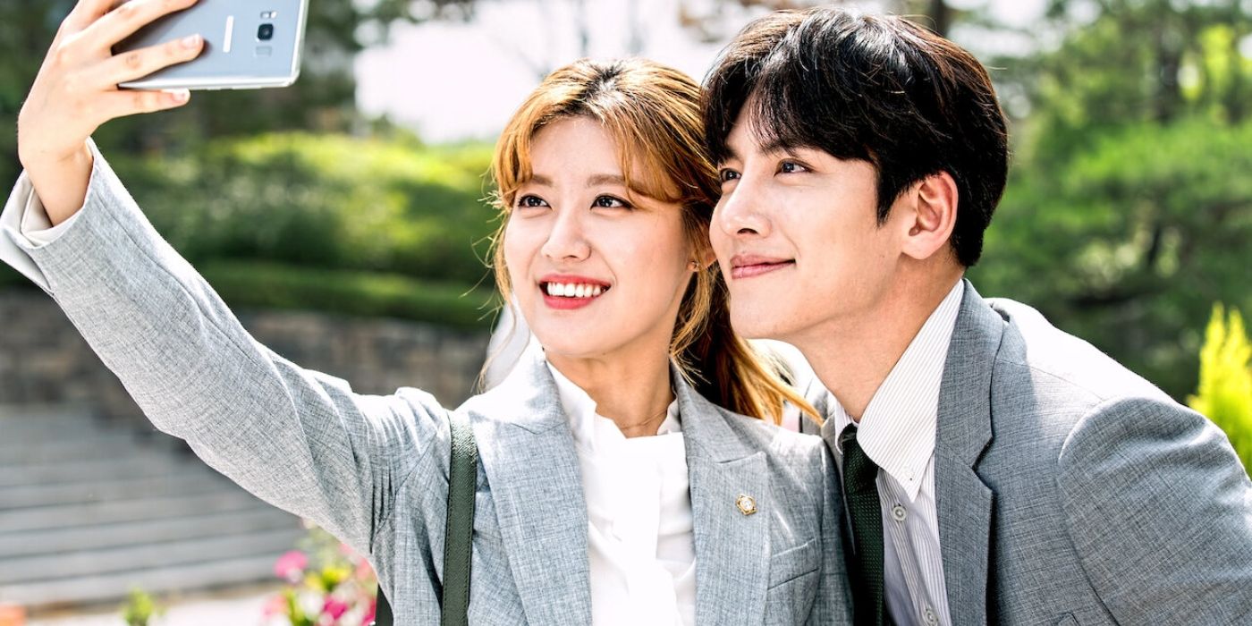 Ji Chang-wook as Noh Ji-wook and Nam Ji-hyun as Eun Bong-hee taking a selfie in Suspicious Partner