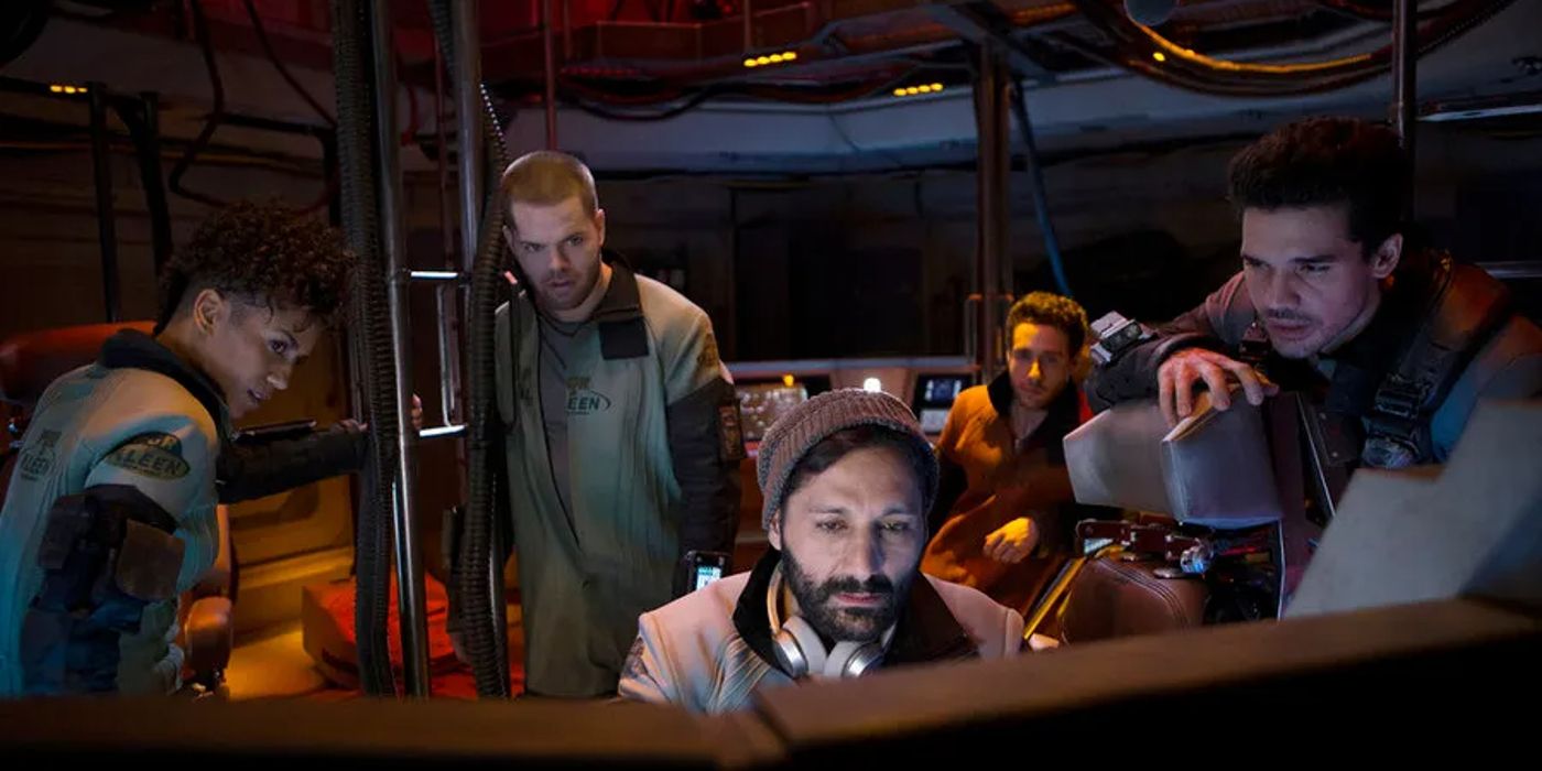 A tripulação examina um monitor em The Expanse