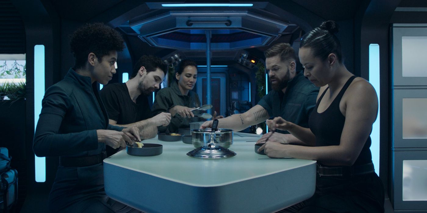 A tripulação faz uma refeição junta em The Expanse