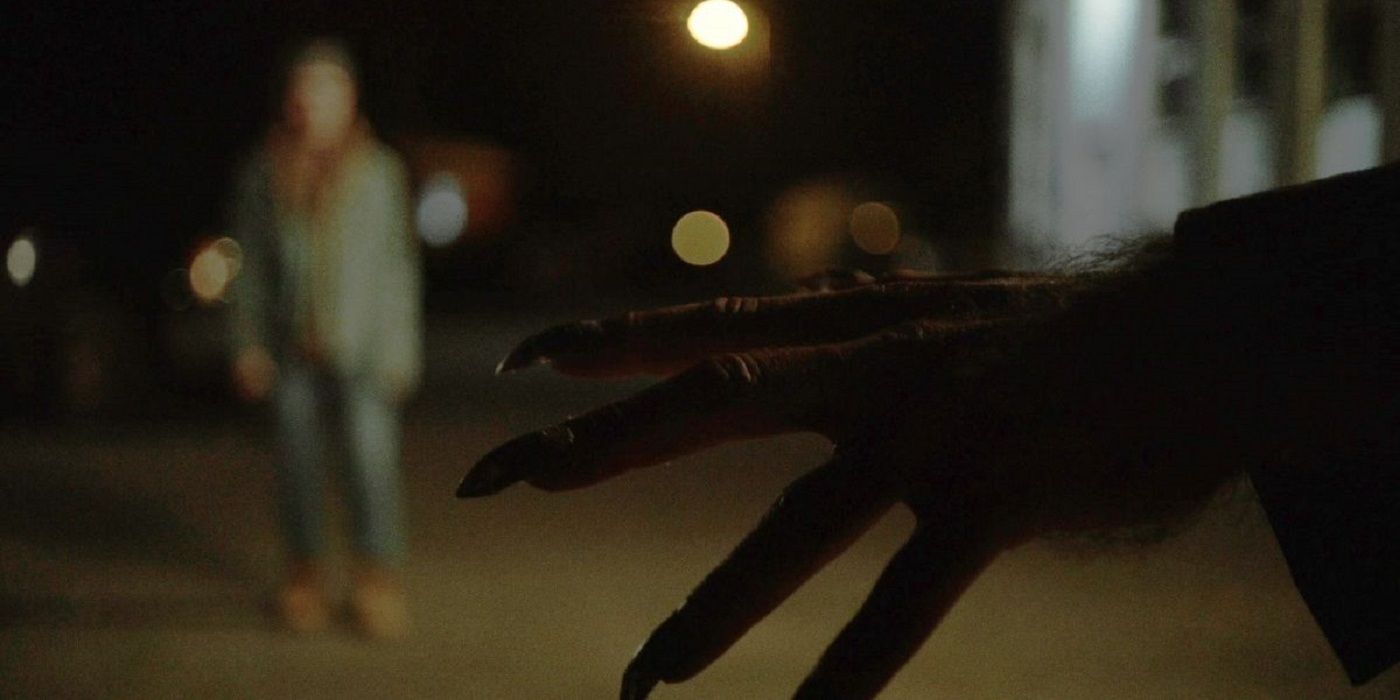 A mão de um lobisomem é vista em primeiro plano em Blackout