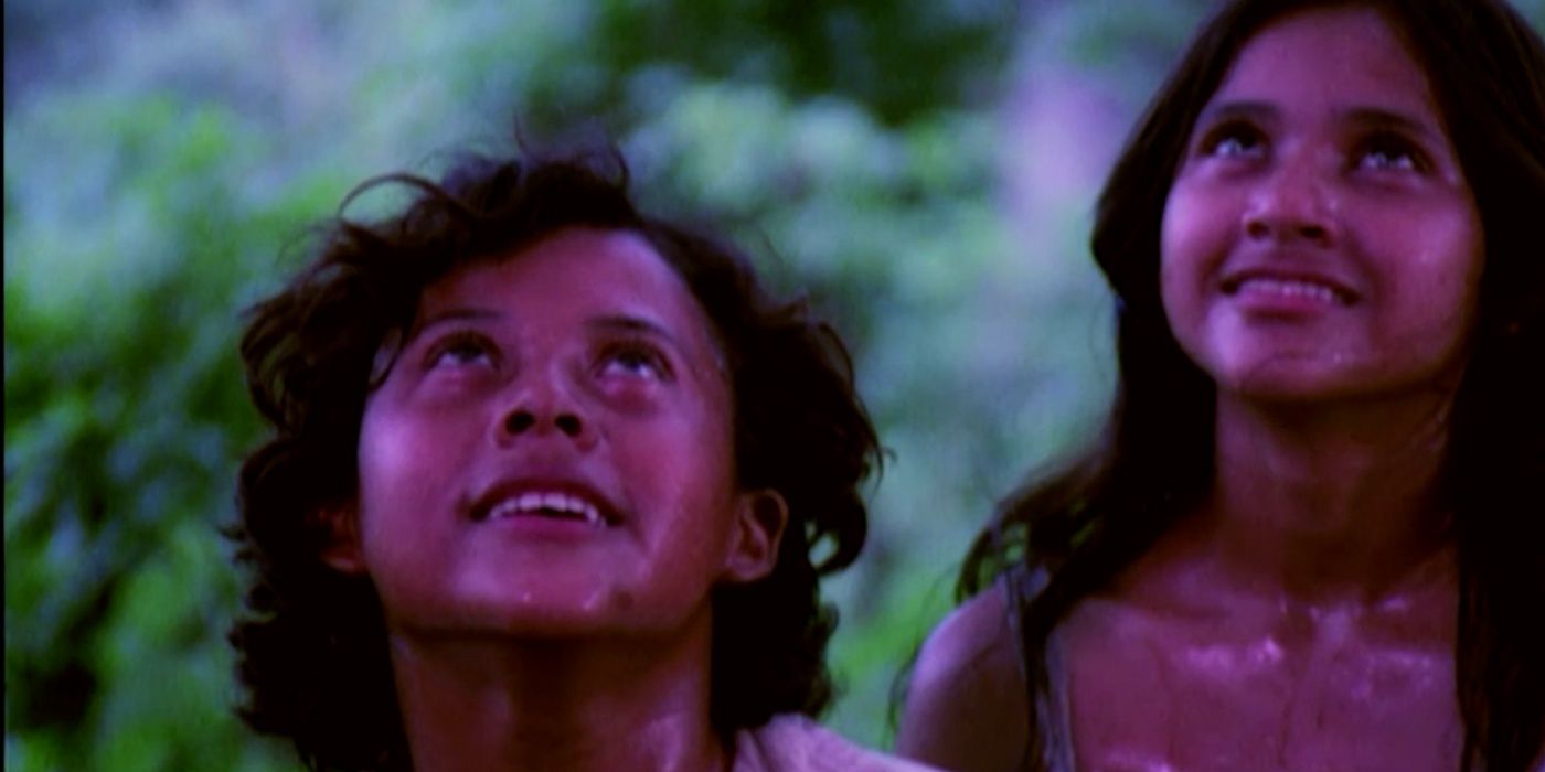 Alan Esquivel as Alsino and a young girl look up, smiling