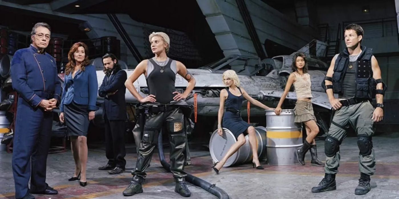 Adama e a equipe posam juntos em Battlestar Galactica: The Miniseries