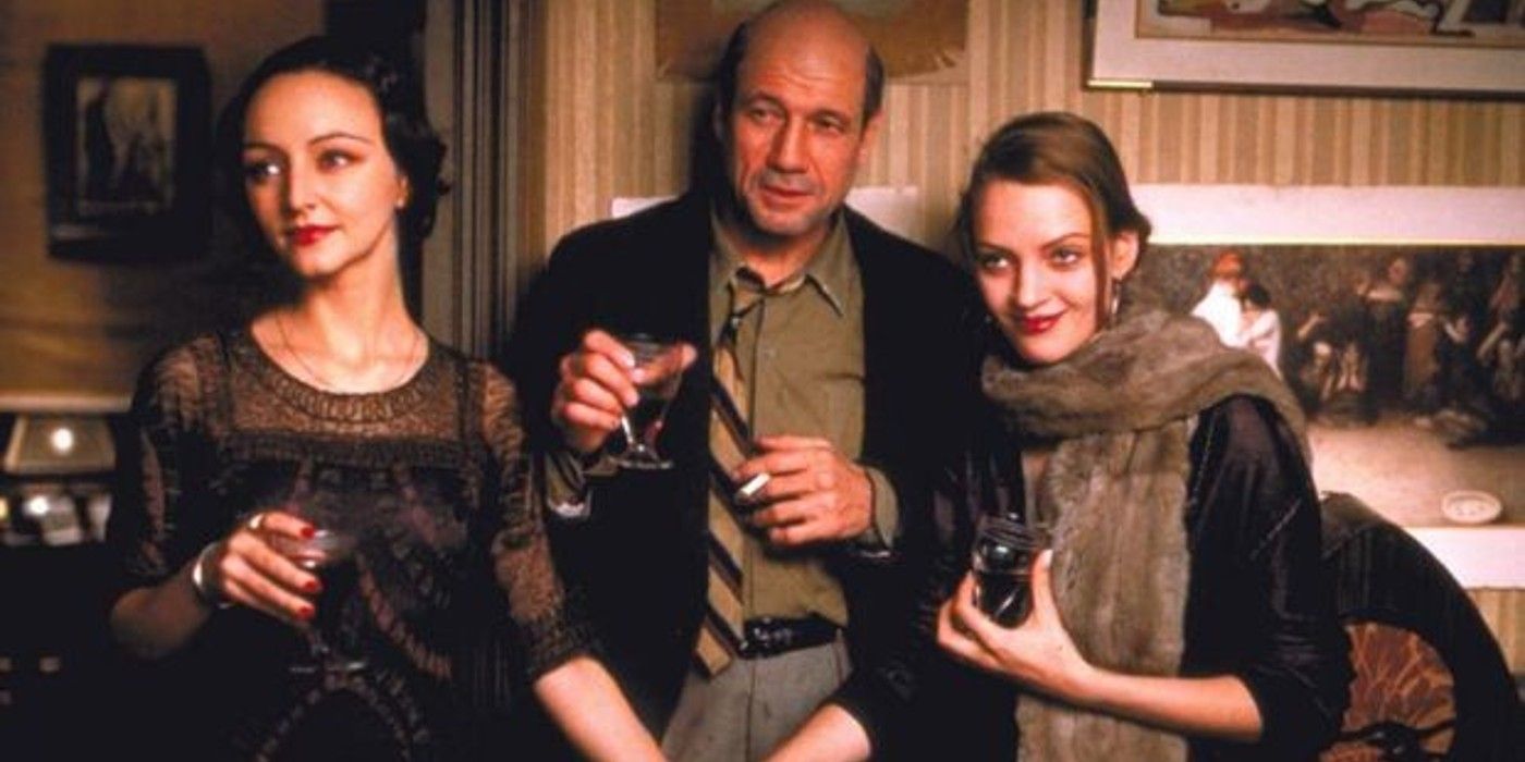 Maria de Medeiros, Fred Ward, and Uma Thurman with drinks in hands in Henry & June (1990)