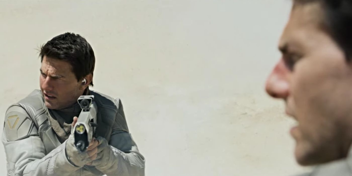 Oblivion 2013 Tom Cruise fighting himself in the desert