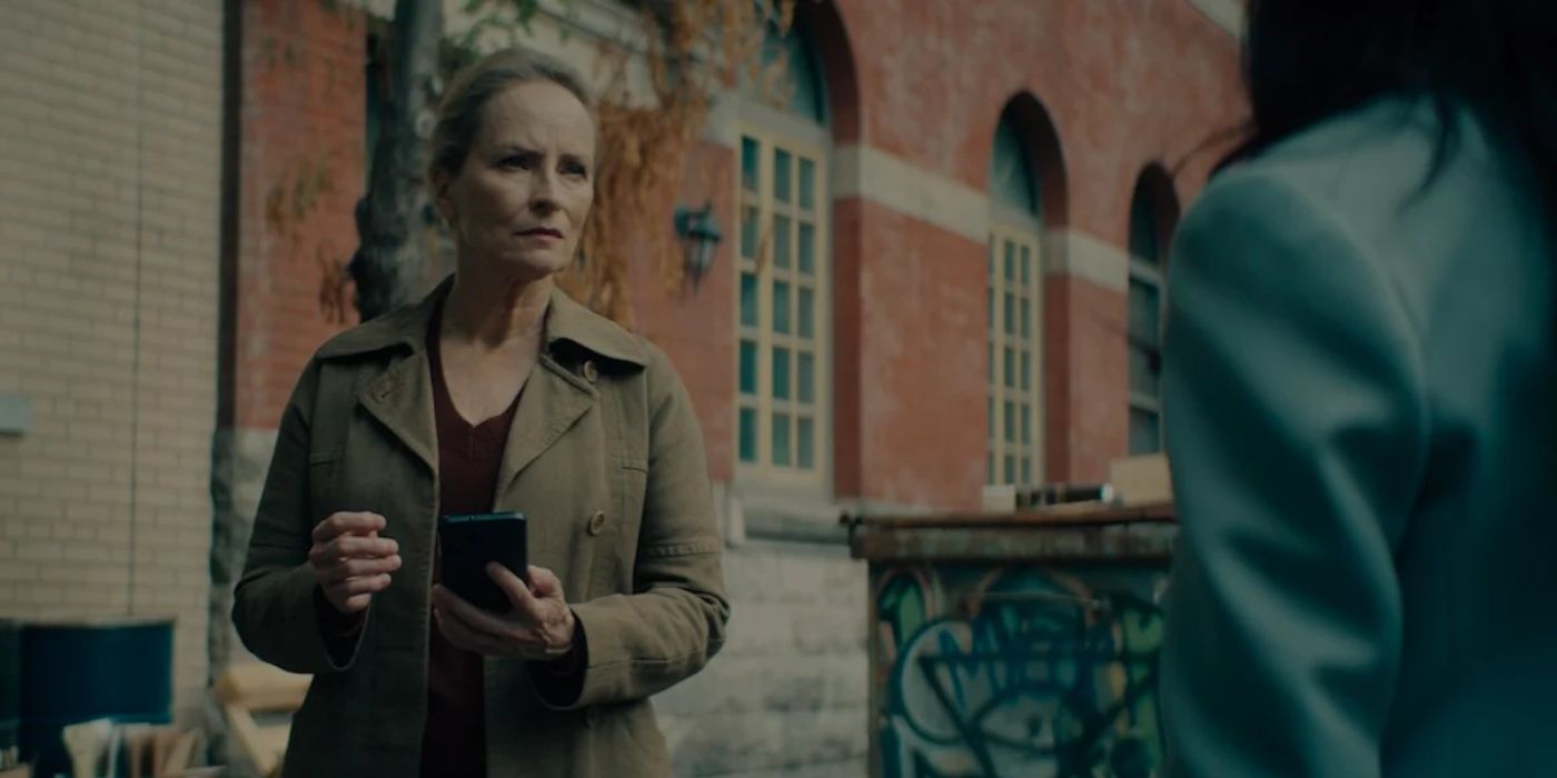 Mallory talking to Shetty