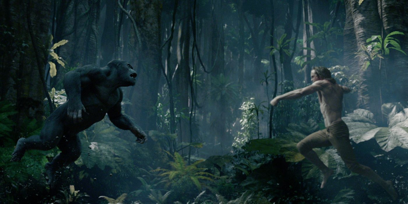 Tarzan lutando contra um gorila na floresta em Legend of Tarzan