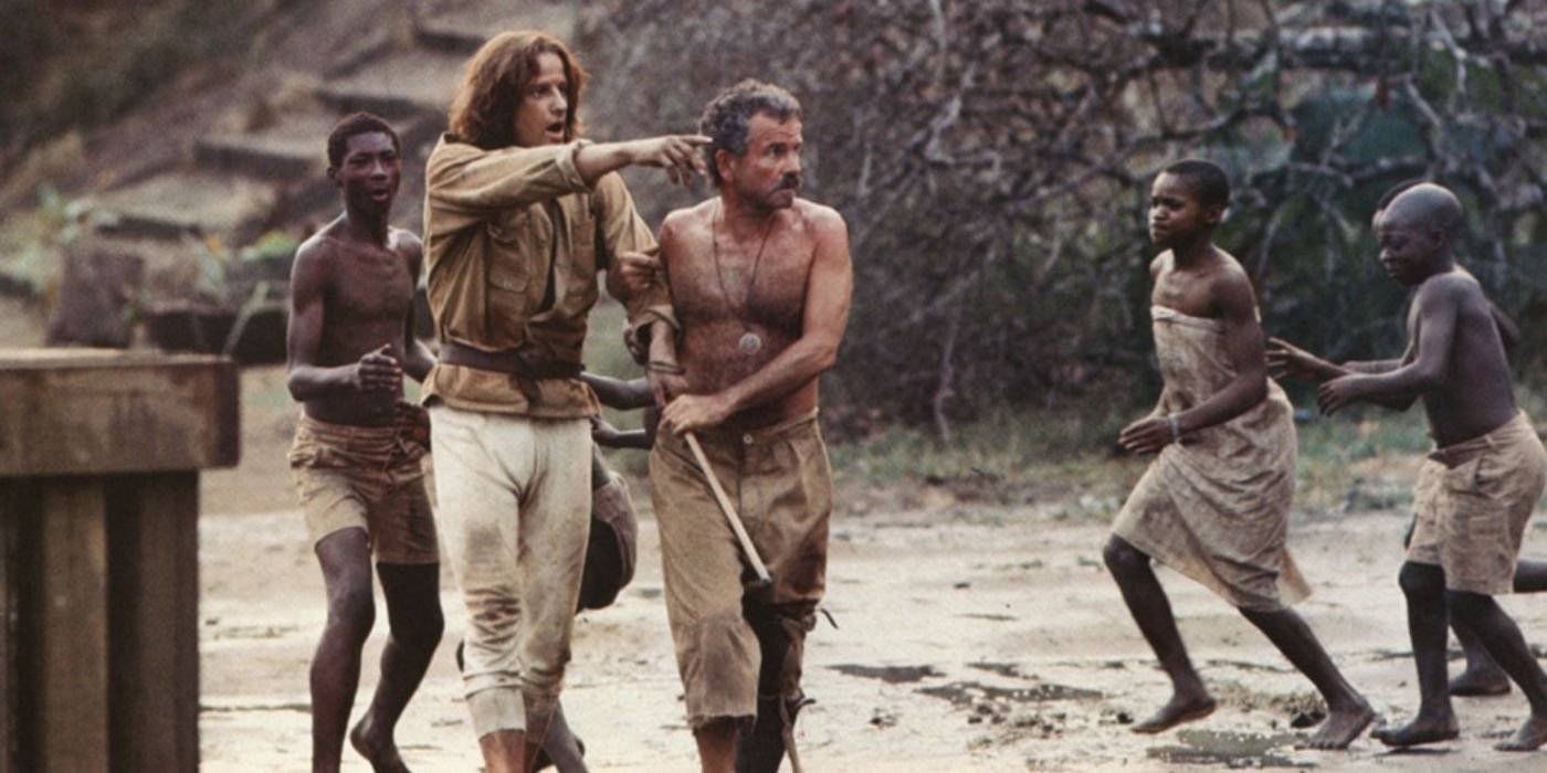 Tarzan caminhando por uma vila em Greystoke A lenda de Tarzan