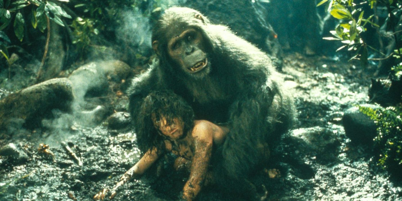 Tarzan lutando com um macaco em Greystoke The Legend of Tarzan