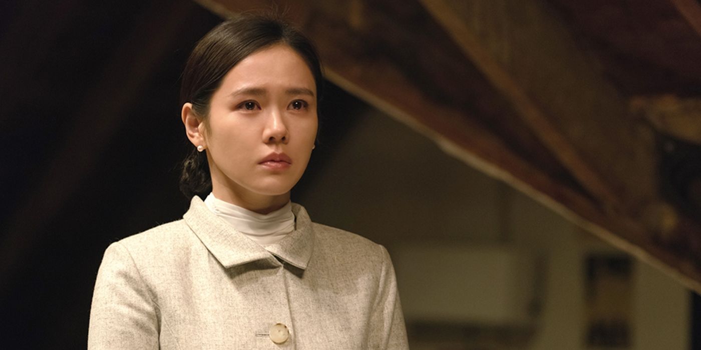 Son Ye-jin as Princess Deokhye, looking teary-eyed