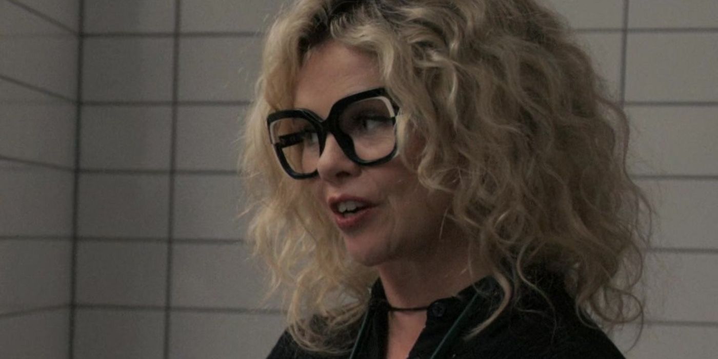 Amy usa óculos pretos em Upgraded