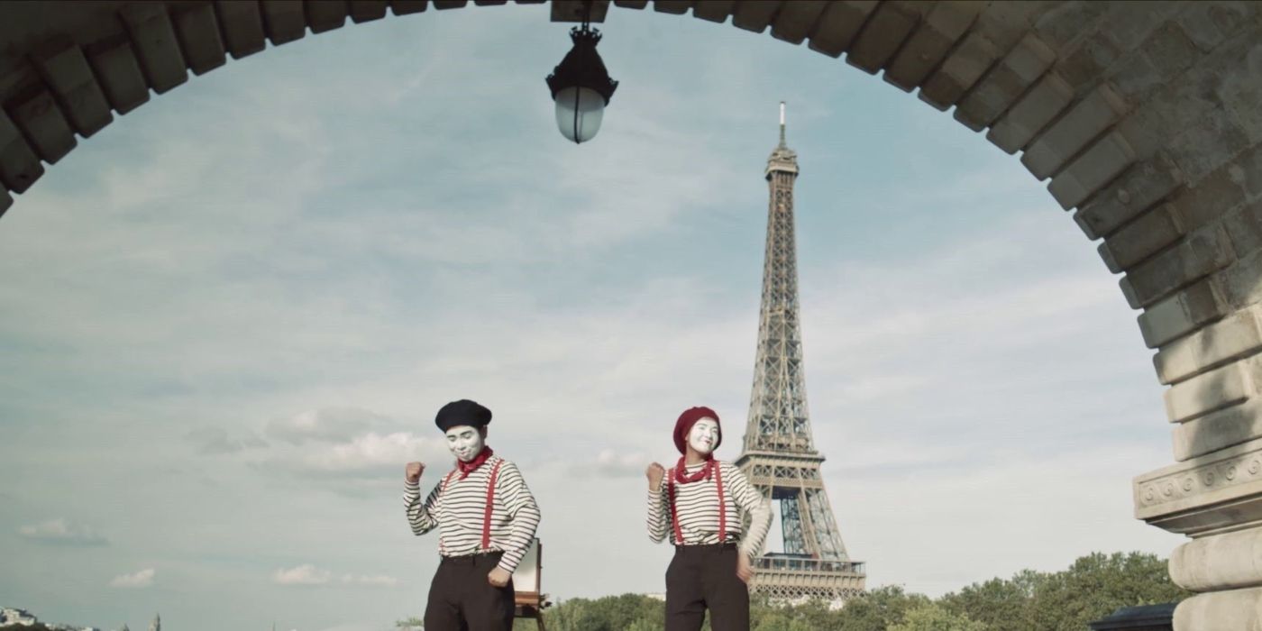 Two mimes standing in front of the Eiffel Tower in Walang KaParis / Nothing Like Paris (2023)