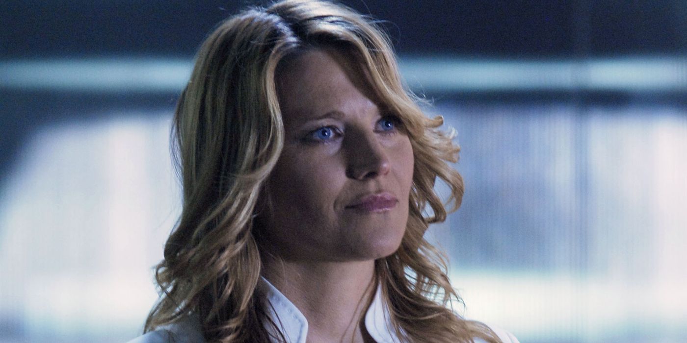 D'Anna wears a white collar in Battlestar Galactica