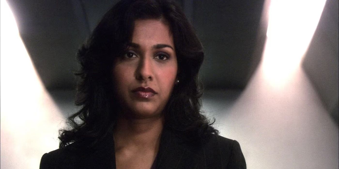 Tory wears a black blazer in Battlestar Galactica