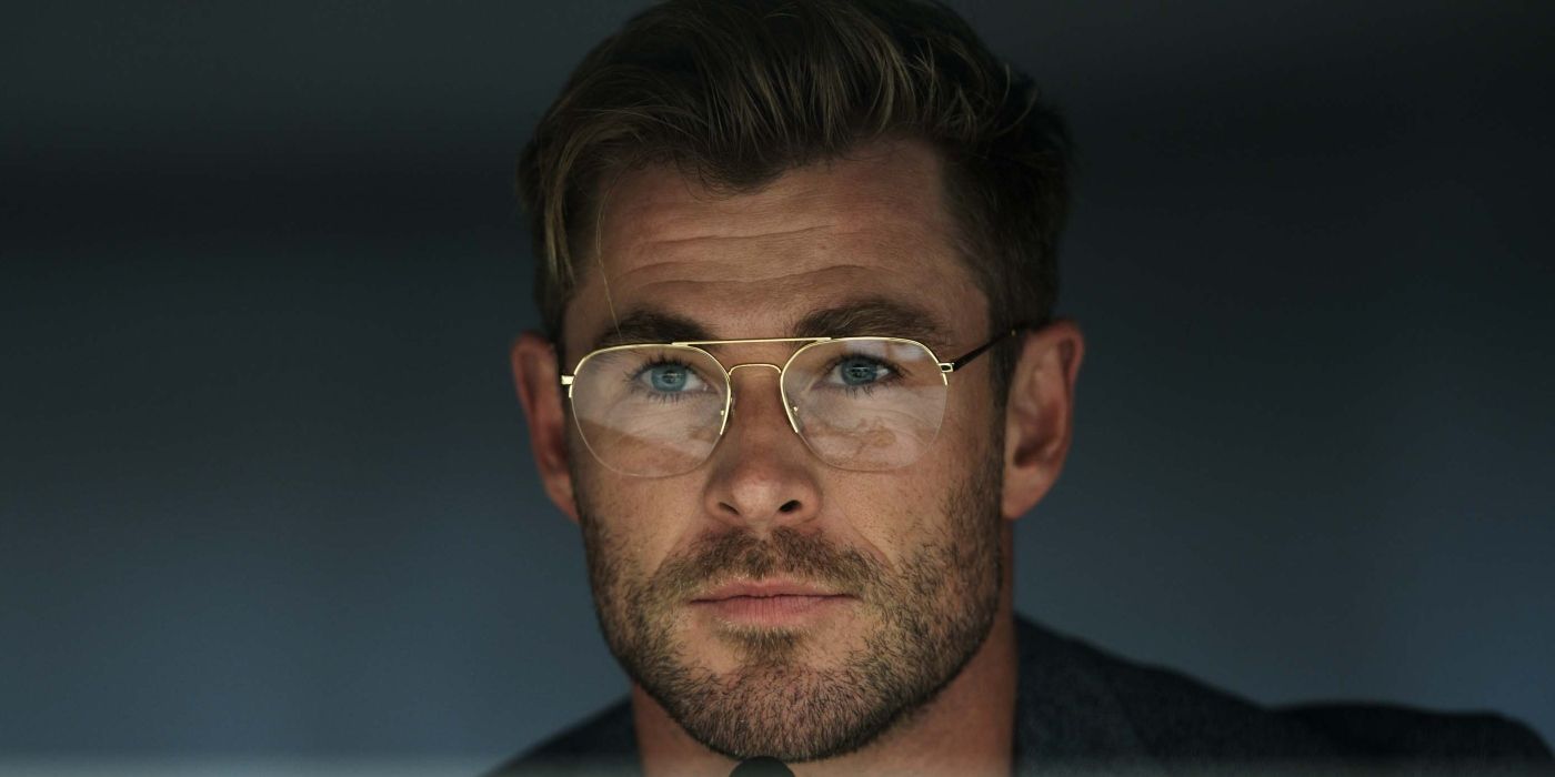 Chris Hemsworth wearing glasses as Steve Abnesti in Spiderhead