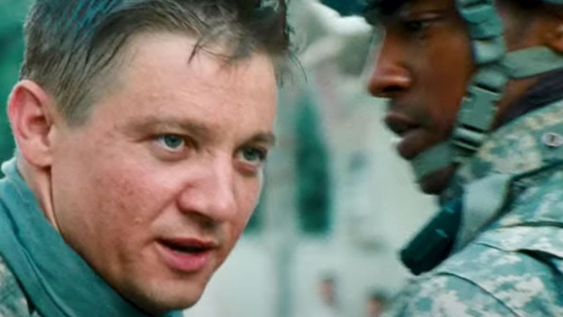 Jeremy Renner wearing a military uniform next to another soldier in The Hurt Locker