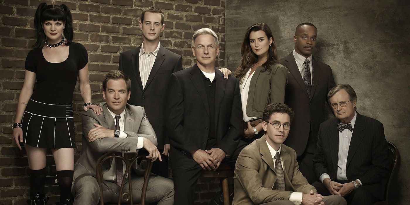 The cast of NCIS poses by a brick wall