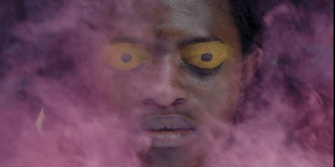 Omen (Augure) with a man surrounded by purple smoke and yellow eyes