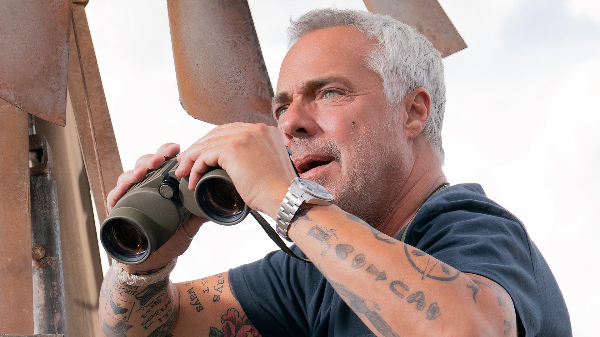 Bosch holds binoculars in Bosch: Legacy