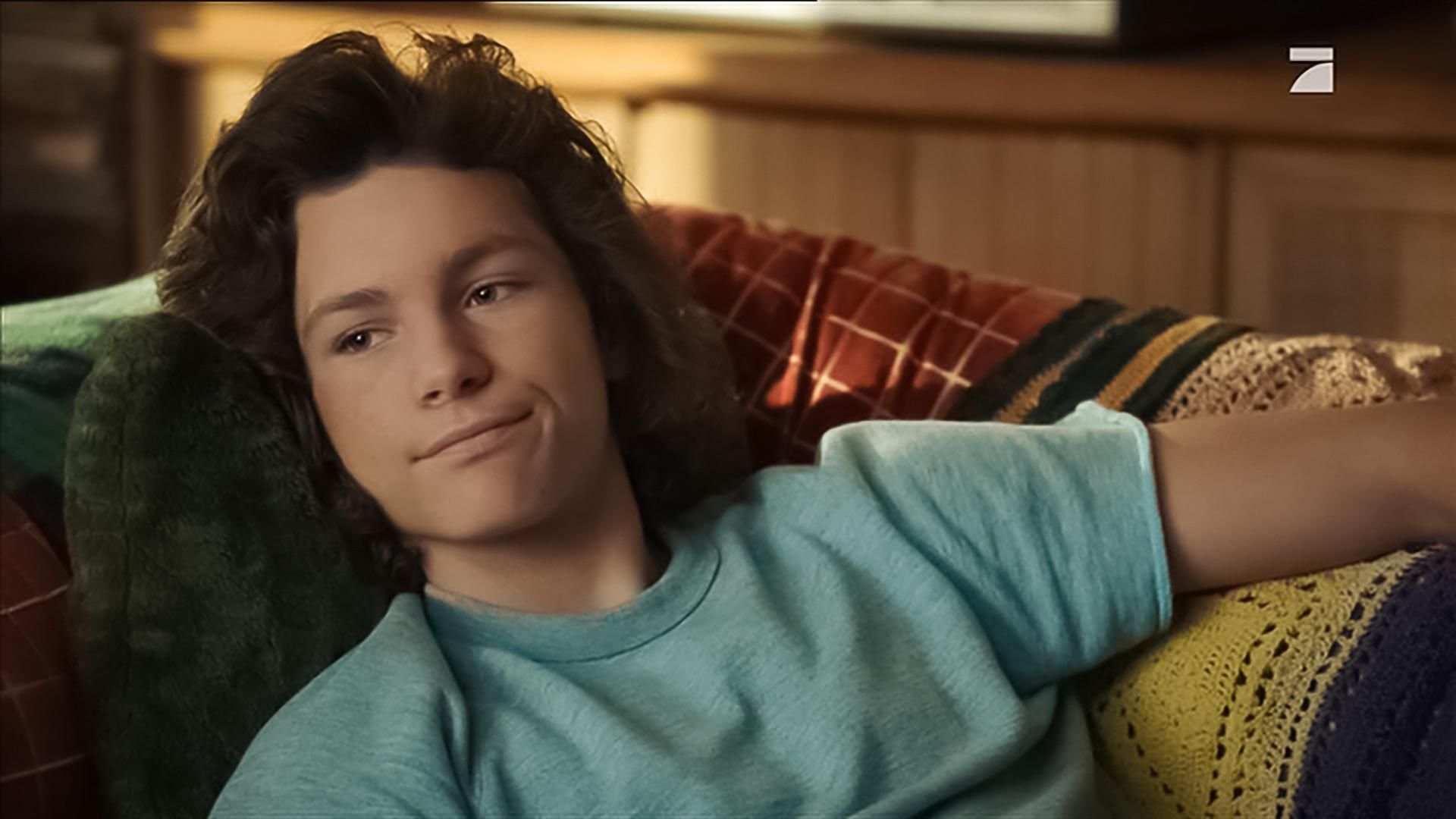 A young Georgie Cooper in Young Sheldon relaxing on the couch