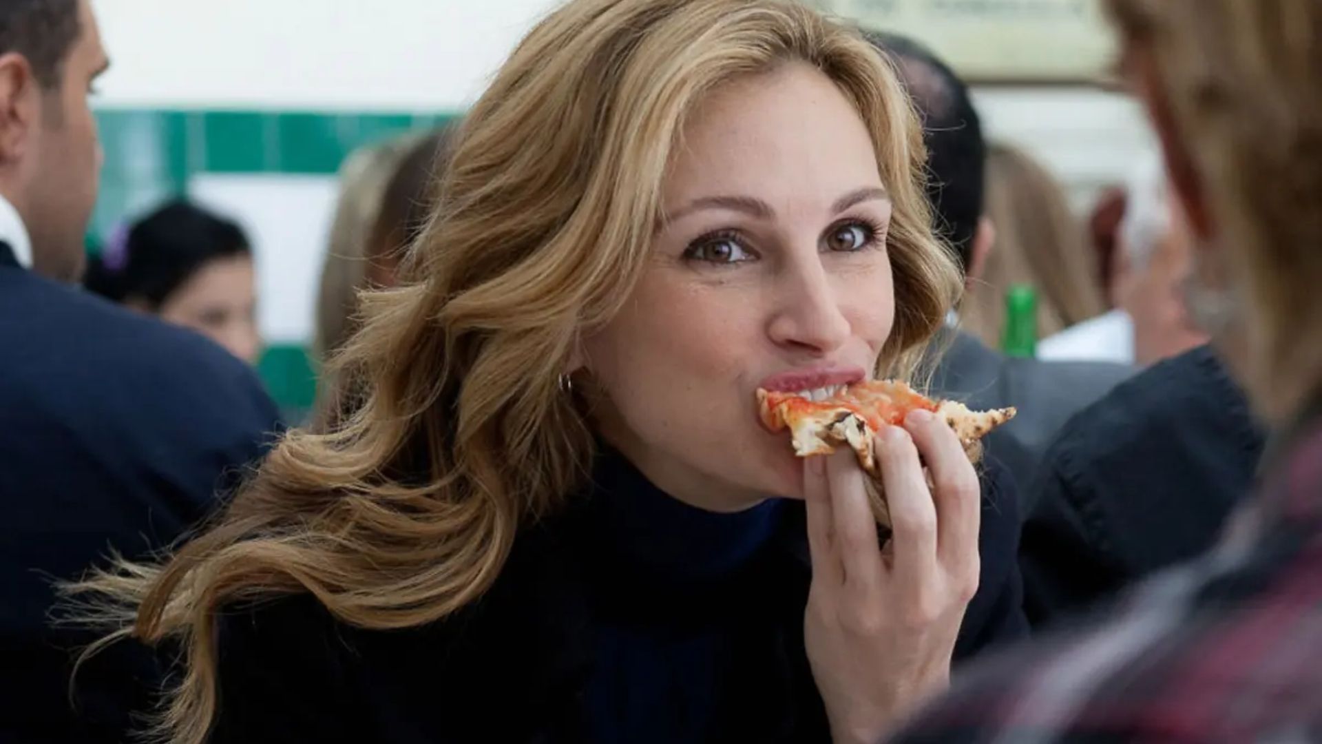 Julia Roberts as Liz eating pizza in Eat Pray Love