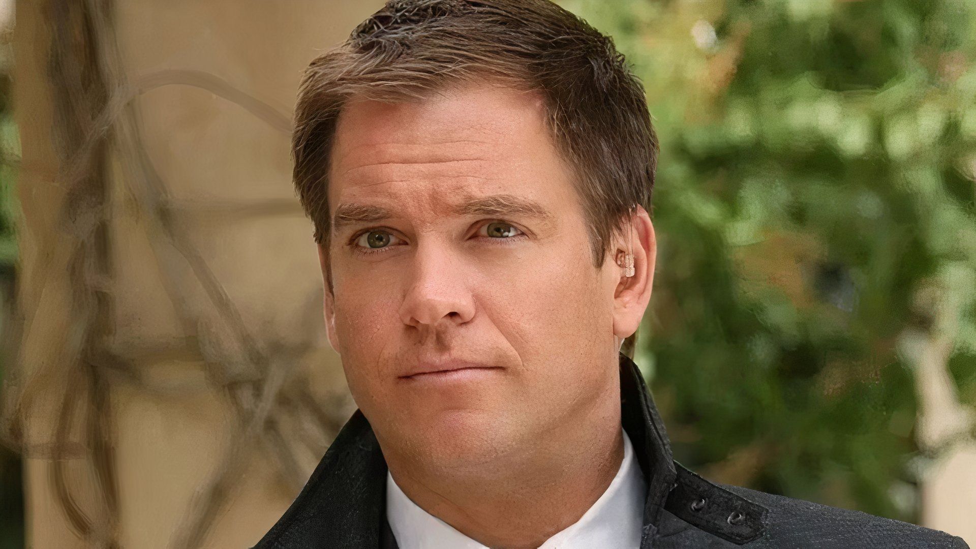Michael Weatherly as Anthony DiNozzo wearing a large jacket outside in NCIS