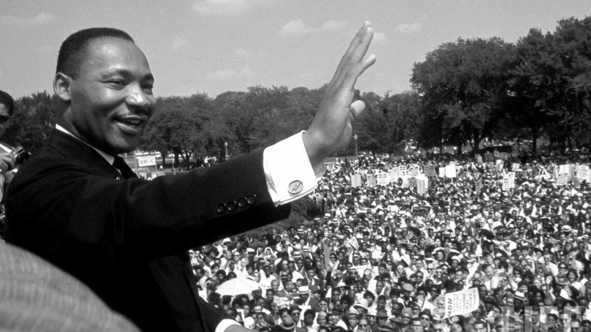 MLK waves at the March on Washington