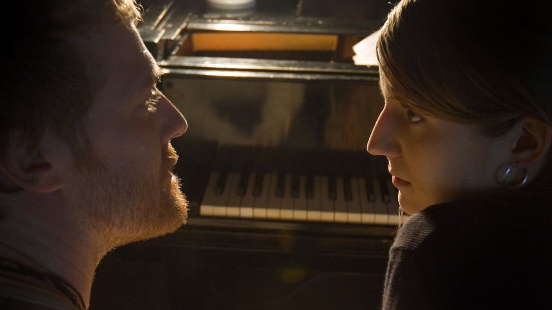 glen hasard and marketa irglova stare at each other in the film Once