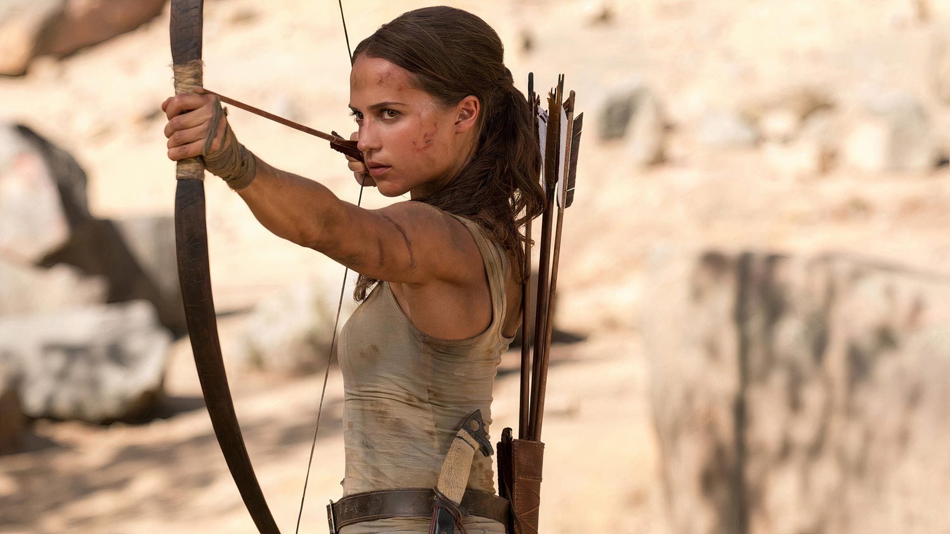 Lara aims an arrow in Tomb Raider