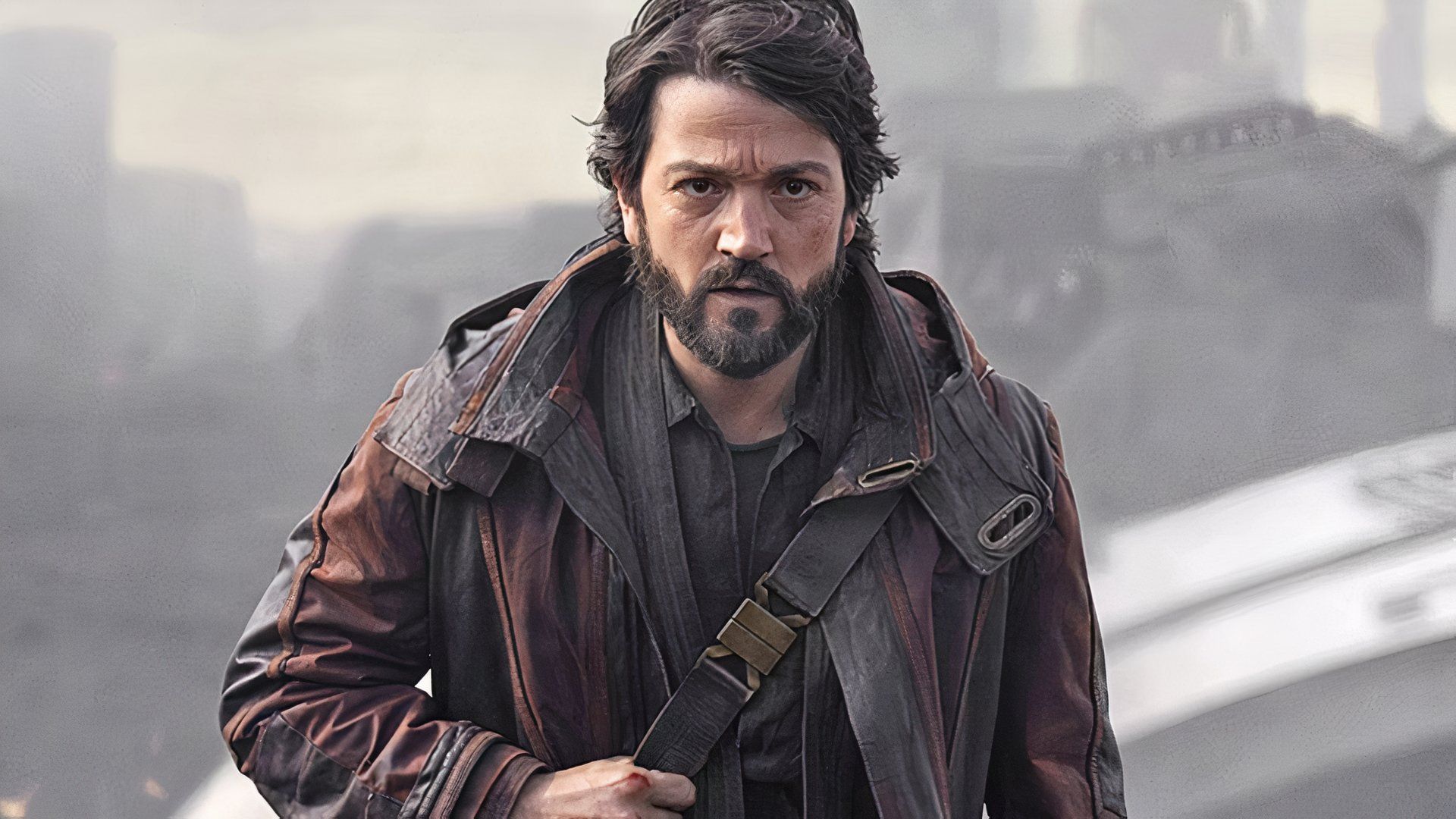 Diego Luna como Cassian Andor camina hacia la cámara en una escena de Andor