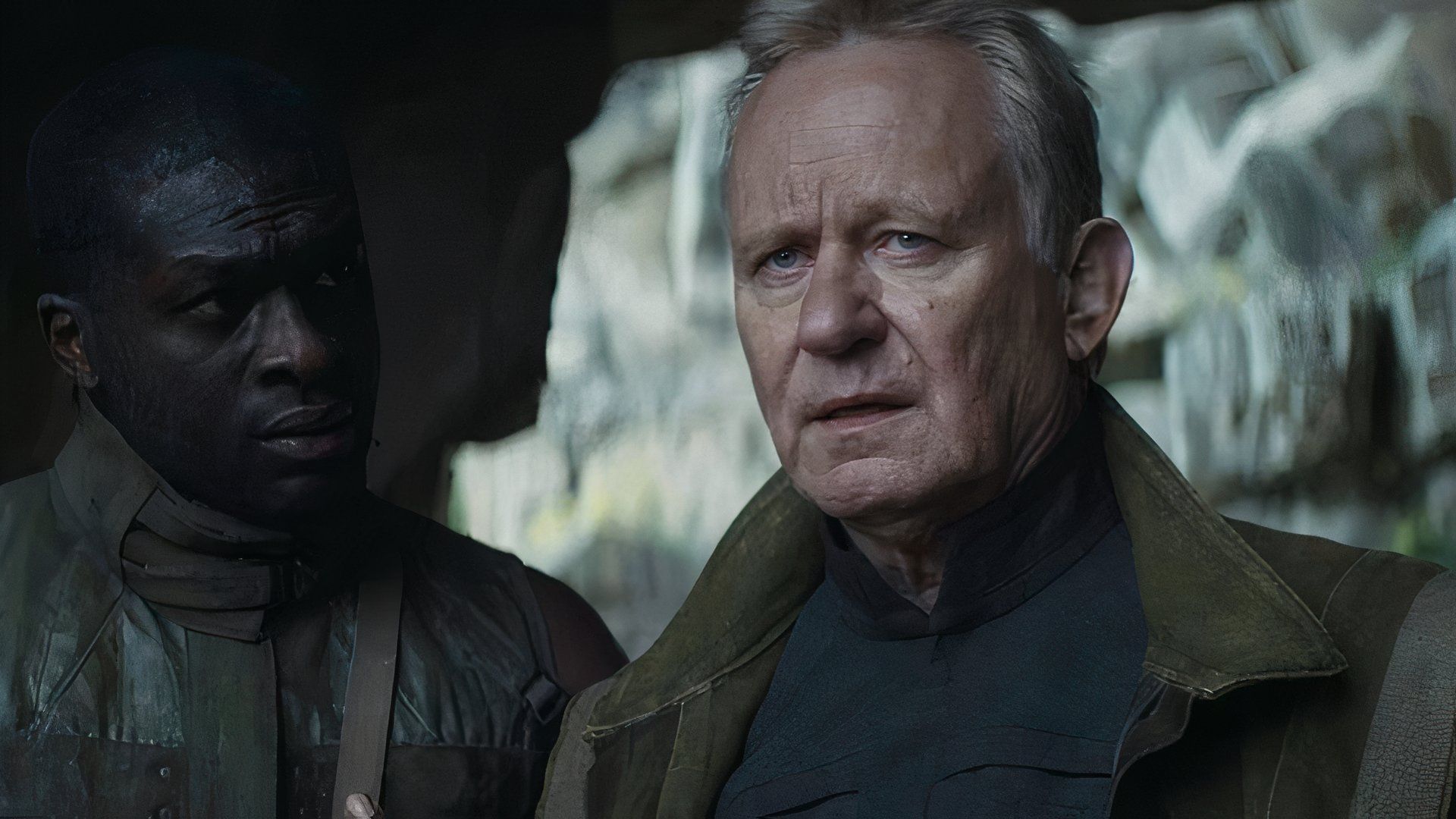 Stellan Skarsgard como Luthen Rael parece preocupado en una escena de Andor.