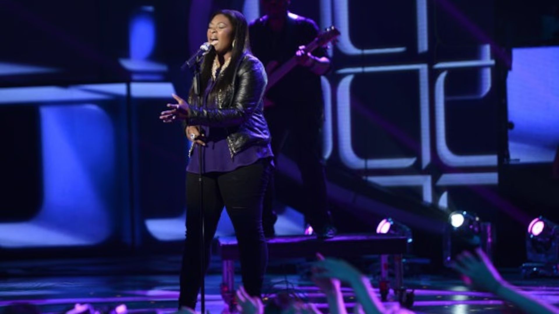 Candice Glover singing on American Idol 12