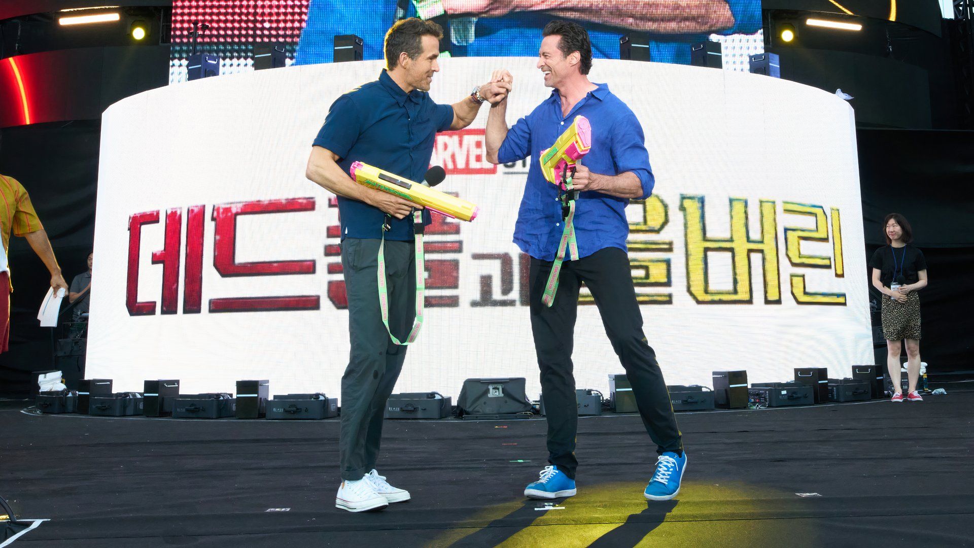 Ryan Reynolds e Hugh Jackman deram as mãos no Deadpool e Wolverine Waterbomb Festival