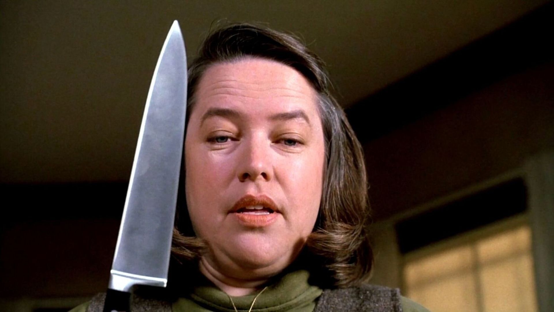 Annie wilkes holds a knife in the film misery