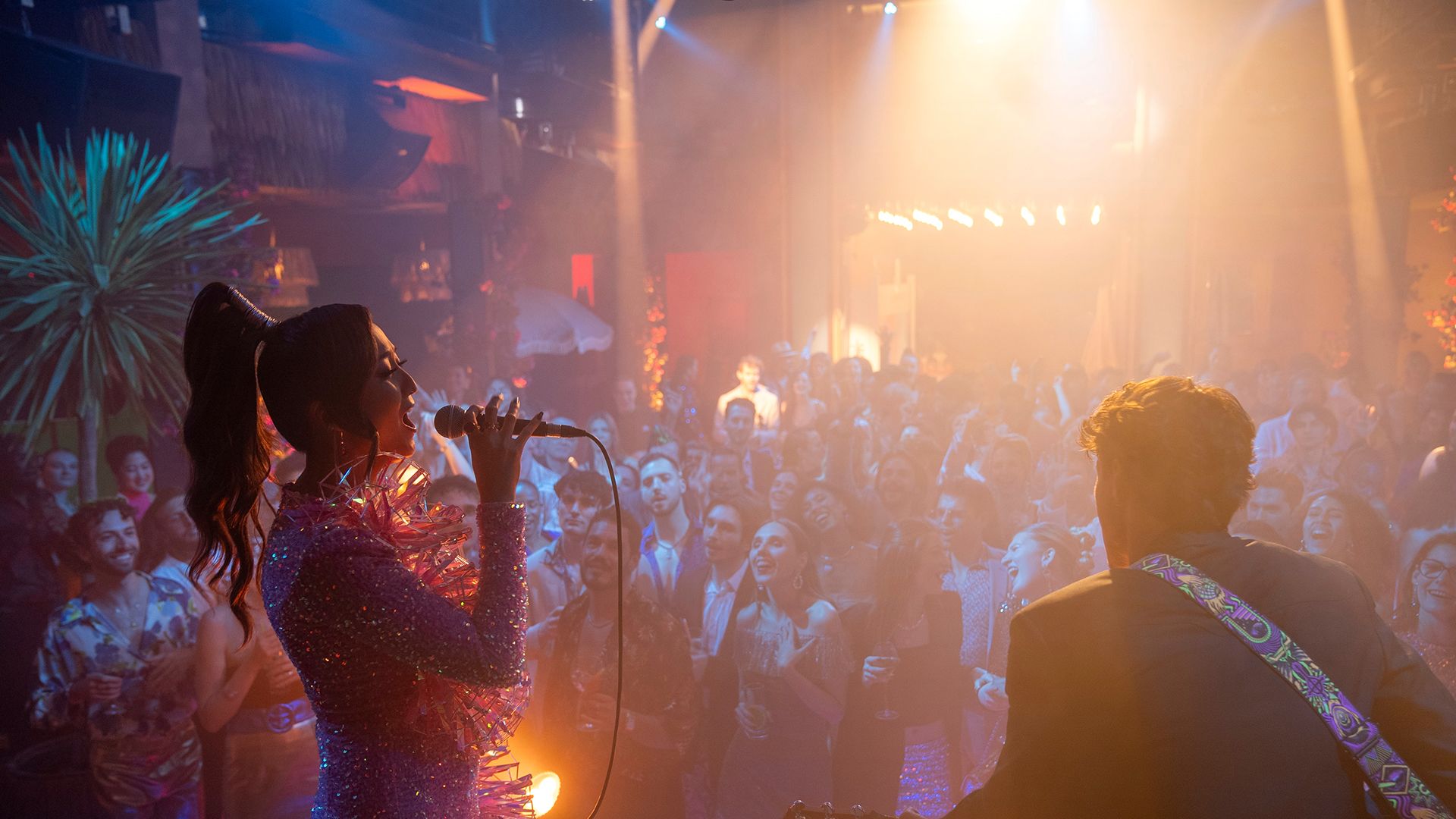 Mindy singing in front of a big crowd on Emily in Paris